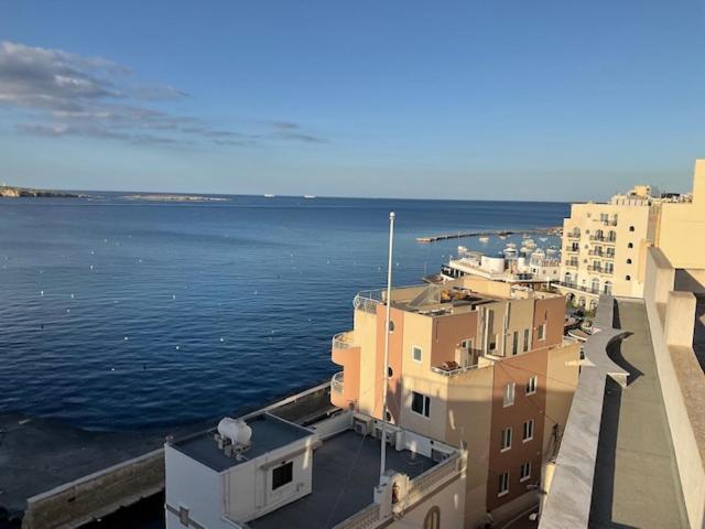 דירות סיינט פול ביי The Sea Across The Road Penthouse 5 מראה חיצוני תמונה