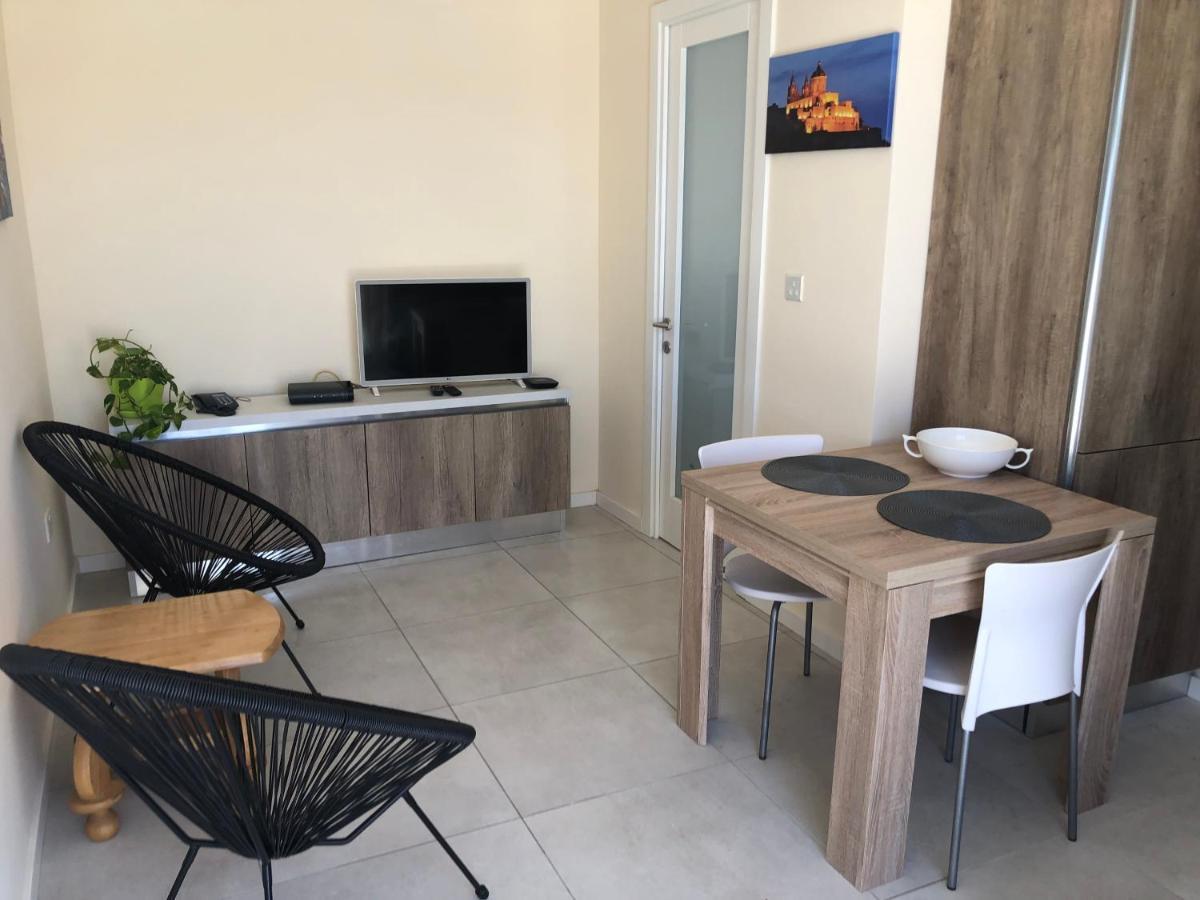 דירות סיינט פול ביי The Sea Across The Road Penthouse 5 מראה חיצוני תמונה