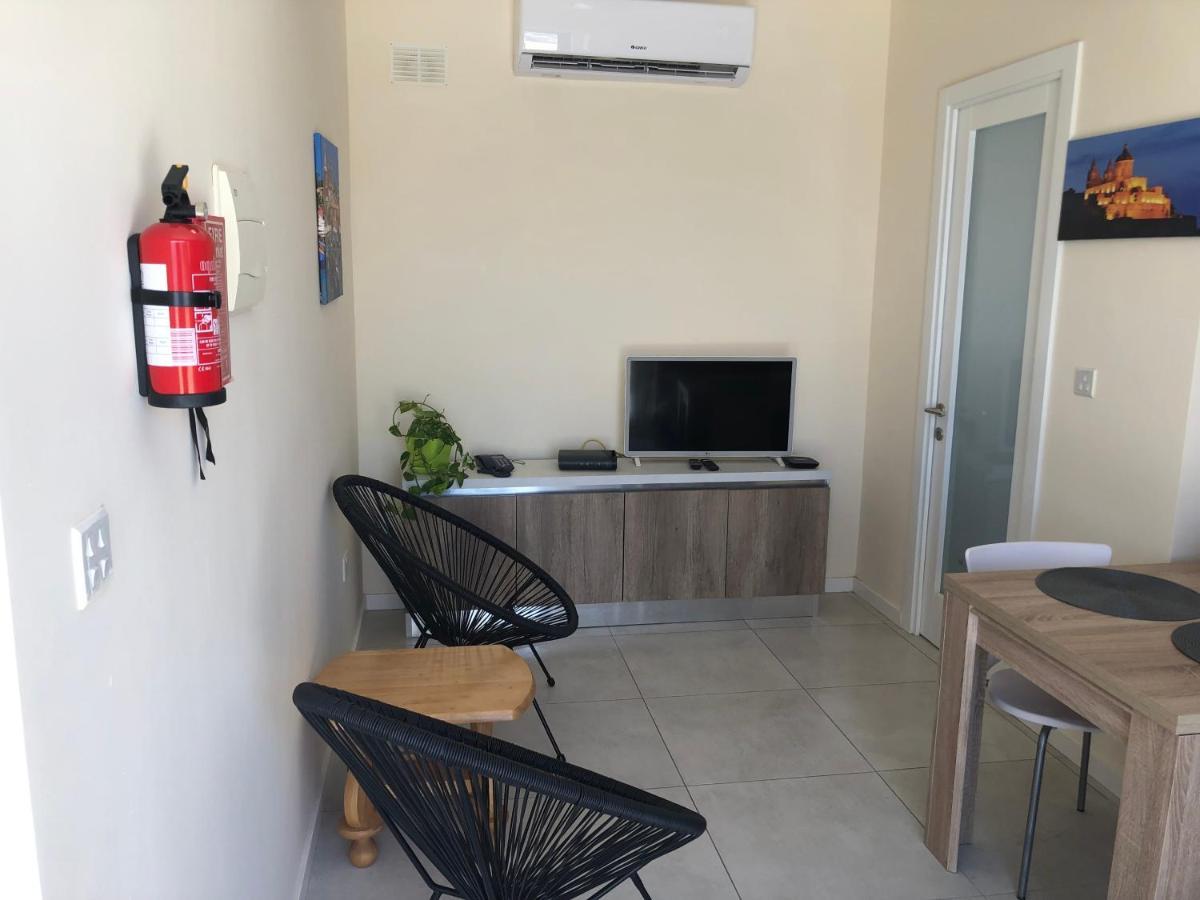 דירות סיינט פול ביי The Sea Across The Road Penthouse 5 מראה חיצוני תמונה
