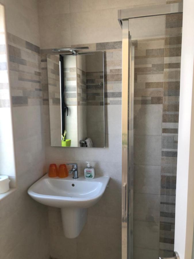 דירות סיינט פול ביי The Sea Across The Road Penthouse 5 מראה חיצוני תמונה